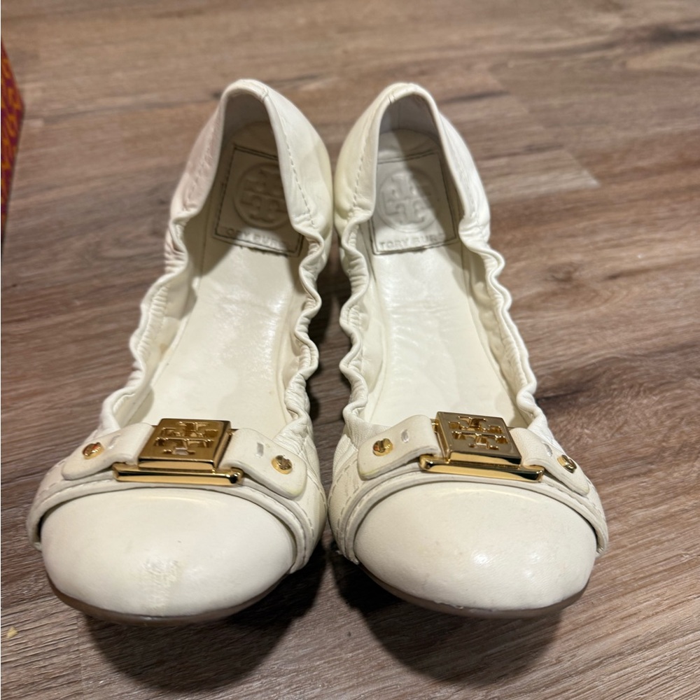Tory Burch Cream Leather Ballet Flats Size 7.5 Gold Logo Medallion Good Used - Picture 4 of 10